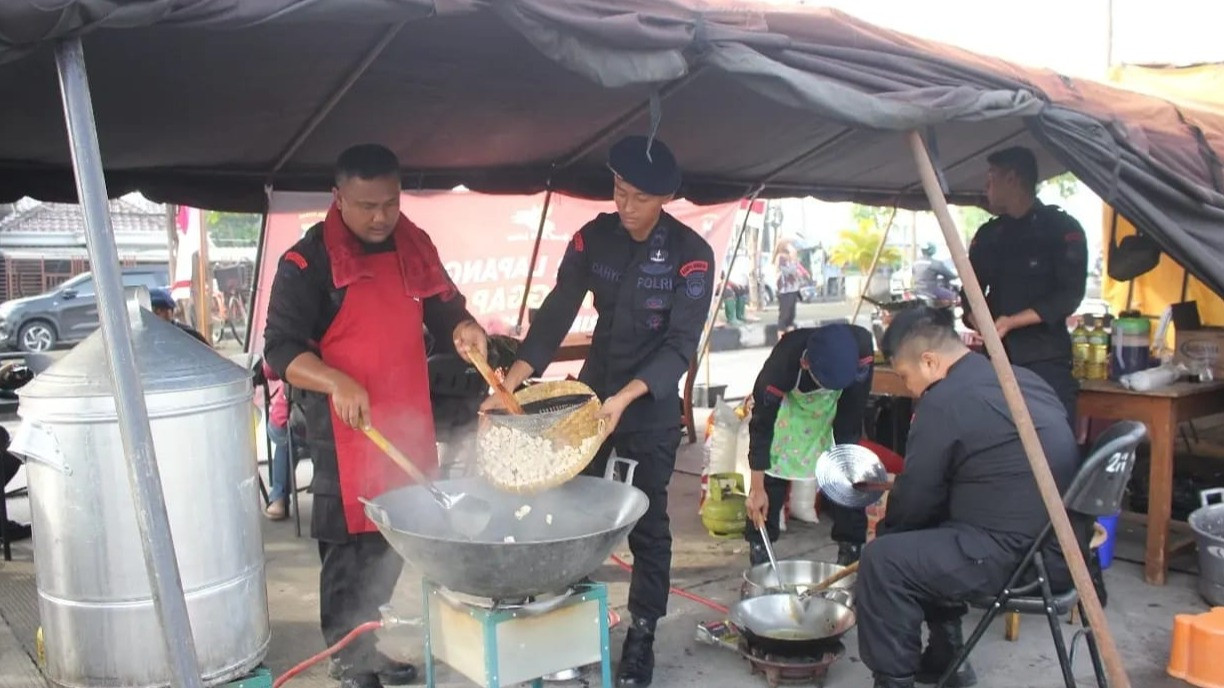 Bantu Korban Banjir Satbrimob Polda Jateng Gelar Dapur Lapangan Di