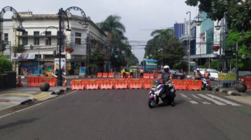 Polisi Penutupan Jalan Di Bandung Untuk Tekan Lonjakan COVID 19