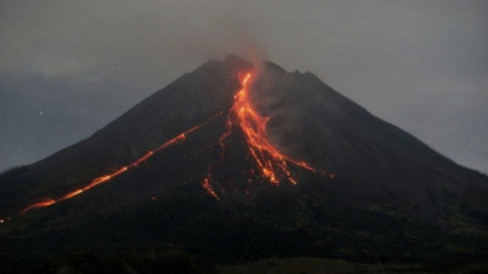 Merapi Luncurkan Lava Pijar Sembilan Kali Sejauh Kilometer