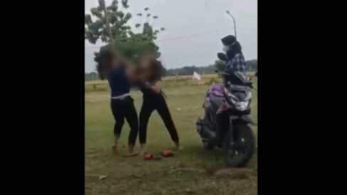 Viral Berawal Cekcok Di Medsos Dua Gadis Di Ngawi Duel Di Tanah Lapang