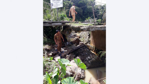 Akibat Cuaca Buruk Jembatan Utama Nagari Langki Ambruk