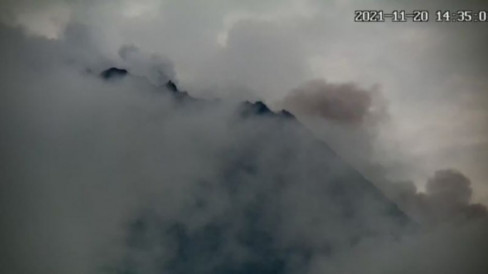 Gunung Merapi Di Yogyakarta Level Siaga Luncurkan Awan Panas Sejauh Km