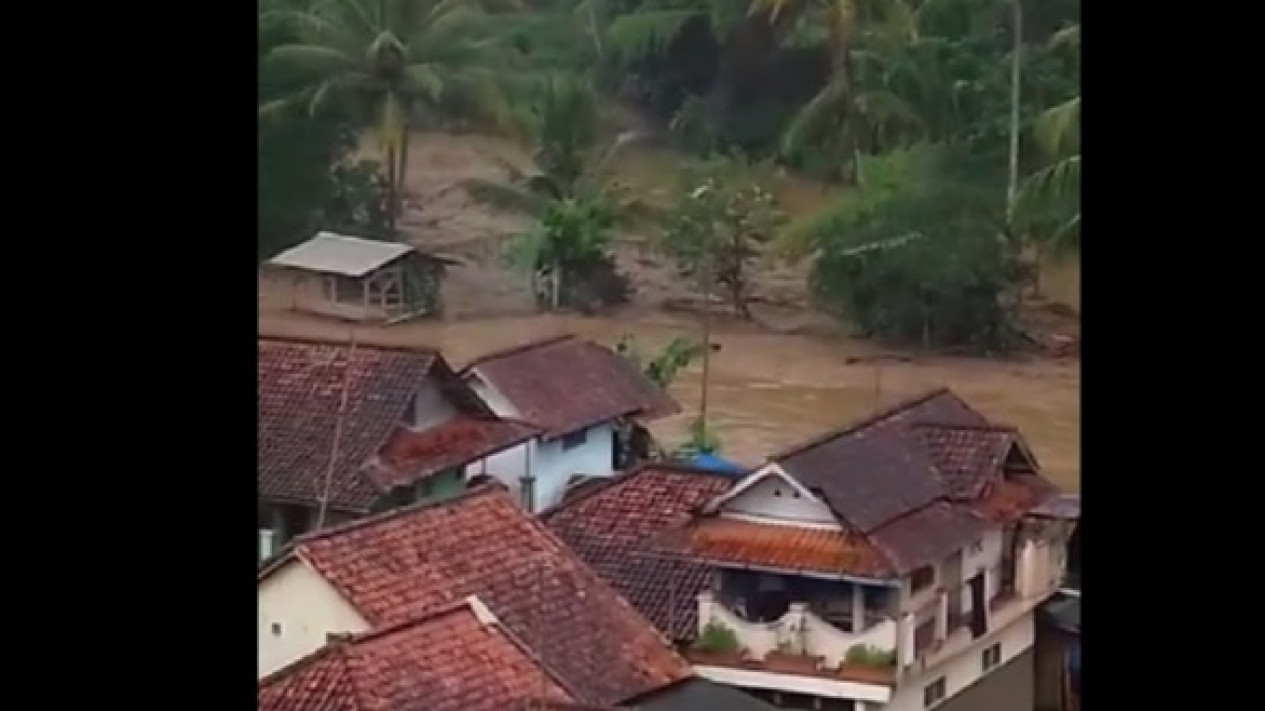 Banjir Bandang Menerjang Garut Satu Jembatan Dikabarkan Roboh