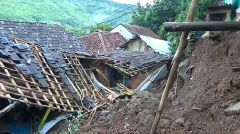 Tebing Setinggi Tiga Meter Longsor Satu Balita Tewas