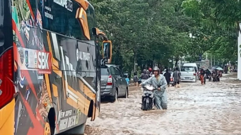 Kawasan Wisata Senggigi Di Lombok Barat Terendam Banjir