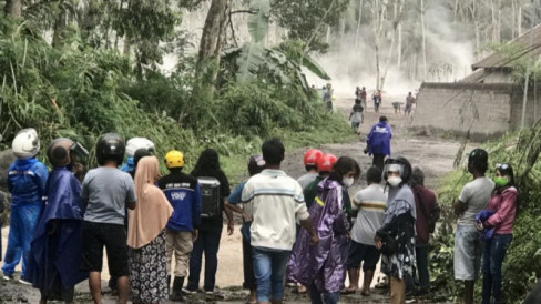 Tempat Evakuasi Korban Semeru Jadi Tontonan Warga