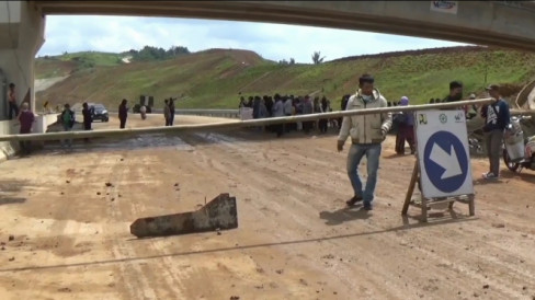 Tuntut Pembayaran Ganti Rugi Lahan Ratusan Warga Blokir Proyek Jalan