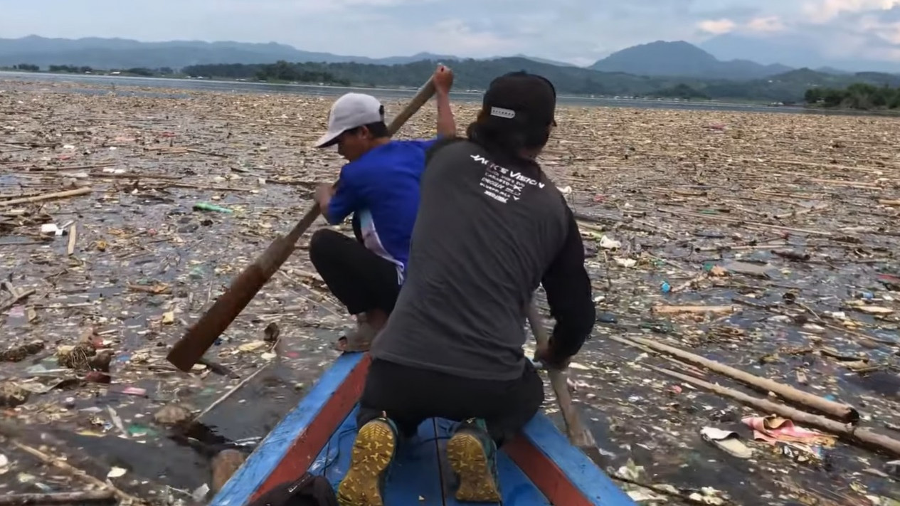Lautan Sampah Waduk Jatigede Akan Dibersihkan Pemkab Sumedang Kerja