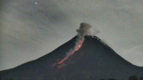 Awan Panas Gunung Merapi Kembali Meluncur Sejauh Kilometer