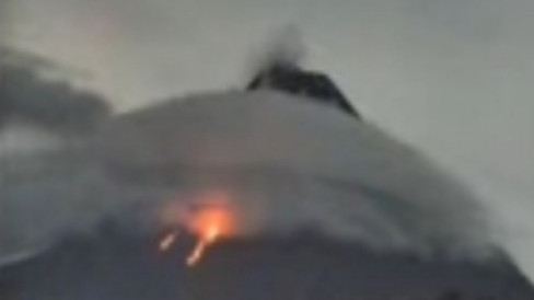 Gunung Merapi Luncurkan Guguran Lava Pijar Kali Ke Barat Daya