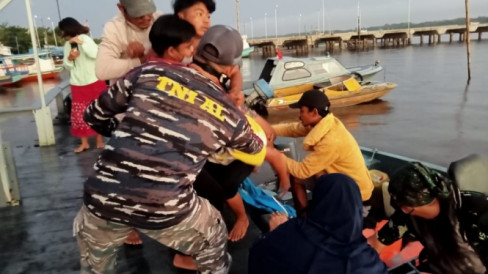 Prajurit Tni Al Kumai Selamatkan Nelayan Kejang Kejang Di Perairan Laut