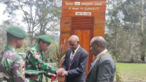 Minim Prasarana Satgas Tni Yonif Bangun Menara Lonceng Gereja Di