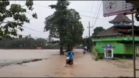 Sungai Panjang Ambarawa Meluap Puluhan Rumah Tergenang Dan Arus Lalu