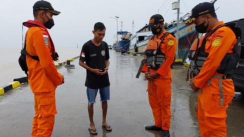 Dihadang Cuaca Buruk Kapal Kayu Berpenumpang 18 Orang Hilang Arah Di