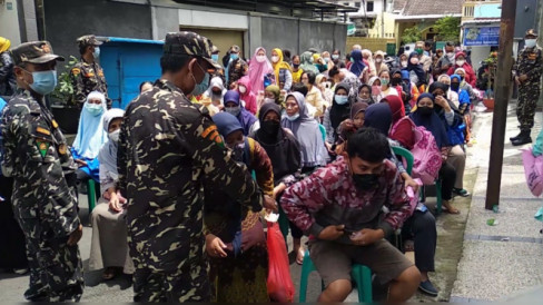 Pasar Murah Warga Serbu Antrean Minyak Goreng