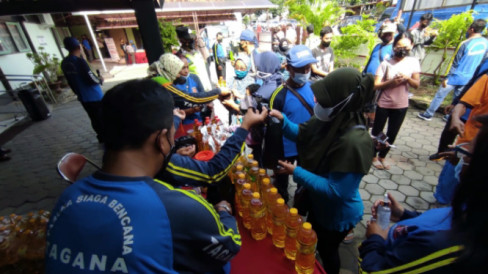 Ratusan Warga Wonogiri Serbu Pasar Murah Minyak Goreng