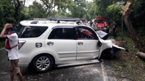 Pulang Kampung Ke Jawa Hindari Nyepi Minibus Tabrak Pohon Lantaran