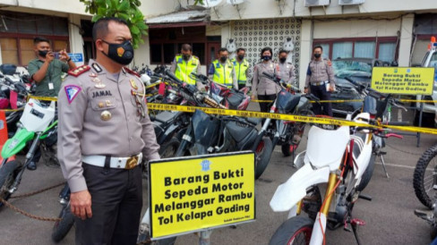 Polisi Tilang Pengendara Supermoto Perobos Tol Kelapa Gading Pulogebang