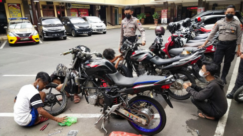 Bubarkan Aksi Balap Liar Polisi Amankan Unit Motor Protolan Di Lumajang