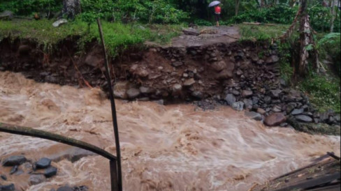 Diterjang Banjir Dua Jembatan Hanyut Terbawa Arus Sungai Kk Di