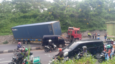 Tak Kuat Menanjak Truk Kontainer Tutup Jalan Raya Surakarta Semarang