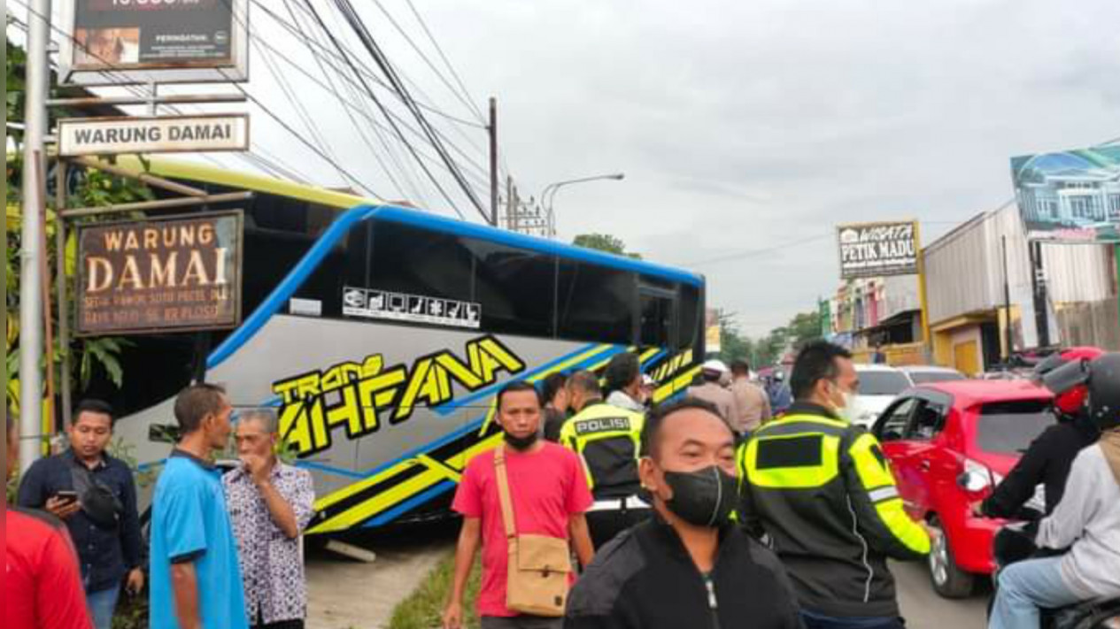 Diduga Rem Blong Bus Pariwisata Tabrak Tiga Mobil Dan Warung Di Malang