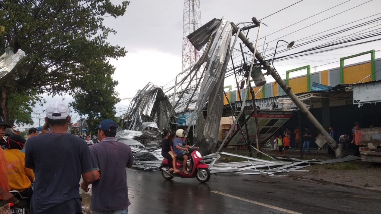 Diterjang Angin Puting Beliung Belasan Toko Dan Rumah Warga Di Pati Rusak