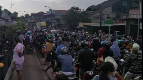 Perbaikan Jalan Jalur Pantura Pati Rembang Macet Parah