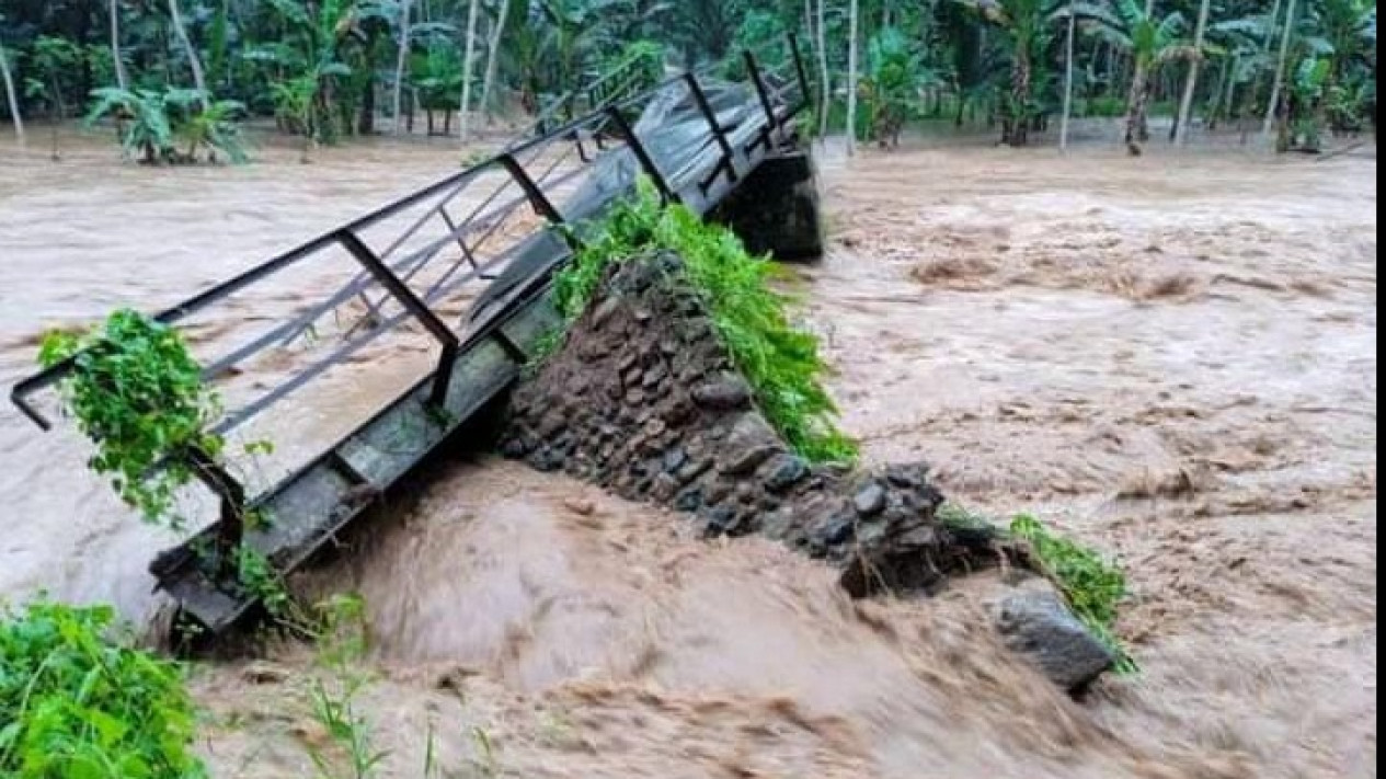 Diterjang Banjir Jembatan Penghubung Desa Di Banyuwangi Ambruk