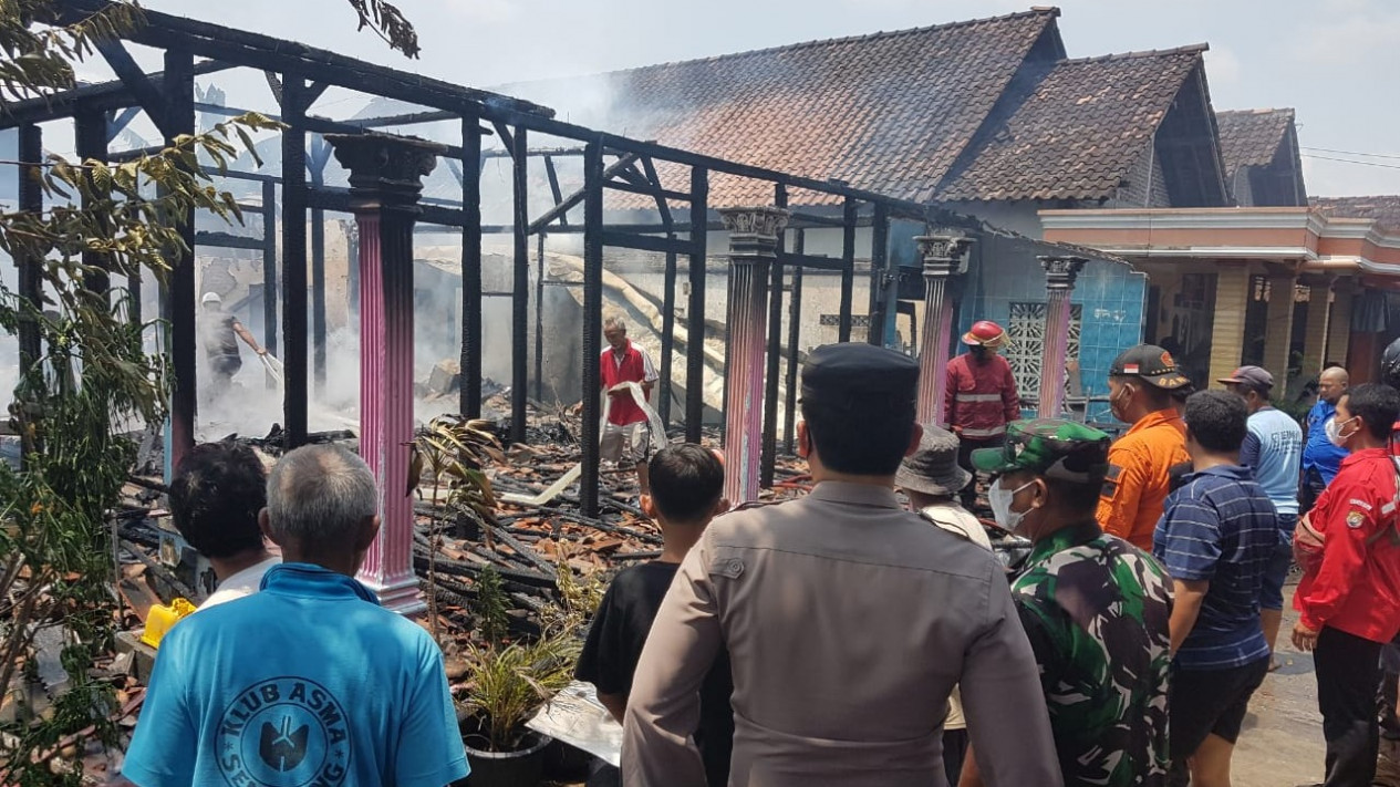 Kebakaran Ludeskan Dua Rumah Di Kendal Kerugian Capai Setengah Miliar