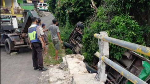 Tak Kuat Menanjak Bus Angkut Puluhan Santri Terjun Ke Jurang Di Bandar