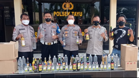 Jelang Ramadhan Polisi Di Pati Amankan Ratusan Botol Miras