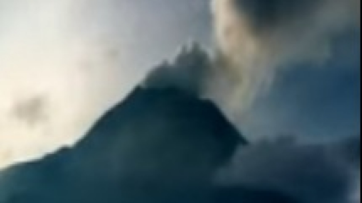 Gunung Merapi Luncurkan Kali Guguran Lava Pijar