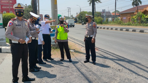 Jelang Arus Mudik Petugas Cek Kelayakan Jalur Pantura Pekalongan