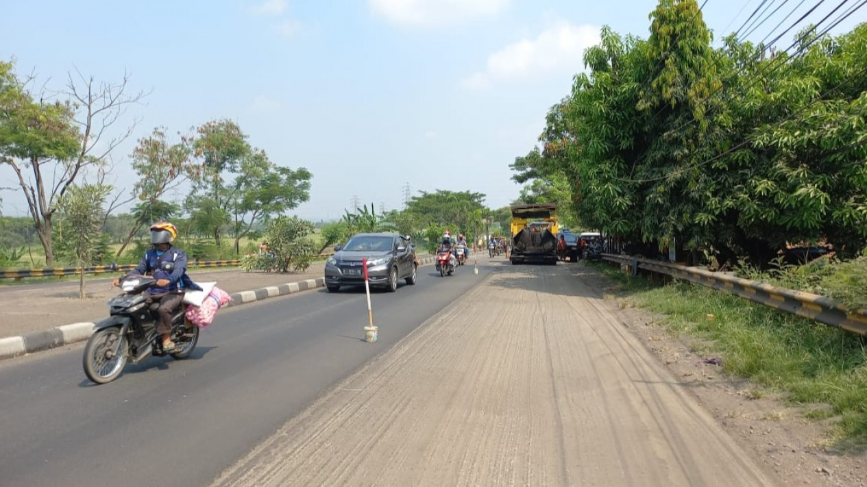 Jelang Mudik Perbaikan Jalur Pantura Cirebon Dikebut