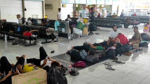 Penumpang Mudik Kapal Laut Di Tanjung Perak Terus Meningkat Rela Tidur