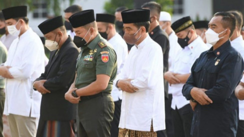 Presiden Jokowi Beserta Ibu Iriana Shalat Id Di Istana Kepresidenan