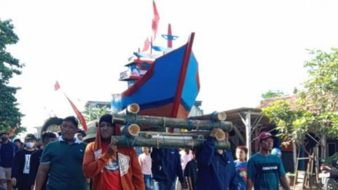 Nelayan Rembang Gelar Tradisi Larung Sesaji Di Pantai Utara Jawa