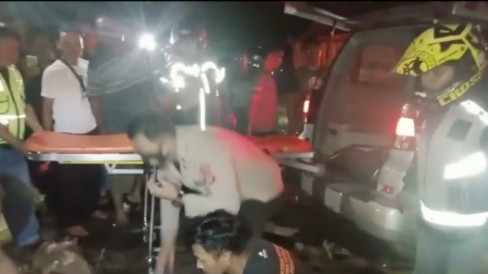 Truk Boks Muatan Ratusan Botol Miras Tabrakan Di Jalur Gentong Seorang