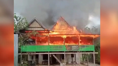 Rumah Panggung Di Maros Ludes Terbakar Pemilik Menangis Histeris