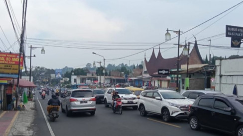 Jalur Puncak Cianjur Macet Antrean Kendaraan Hingga Km