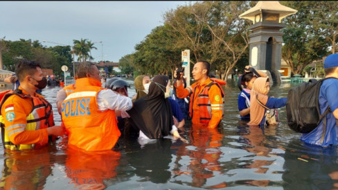 Tanggul Jebol Banjir Terjang Kawasan Industri Pelabuhan Tanjung Mas