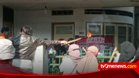 Warga Halau Ratusan Petugas Pt Kai Daop Bandung Yang Akan Kosongkan