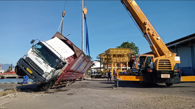 Truk Tronton Terguling Saat Hendak Keluar Kapal Orang Penumpang