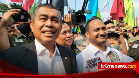 Anggota Dpd Ri Temui Buruh Di Depan Gedung Parlemen Jajikan Surati