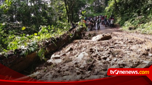 Tebing Longsor Jalur Perbukitan Piket Nol Lumajang Macet Total