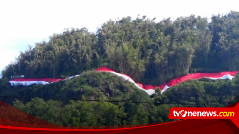 Warga Dan Polres Ngada Bentangkan Bendera Merah Putih Raksasa Sepanjang