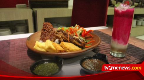 Bebek Bakar Jadoel Nasi Merah Putih Menu Spesial HUT Ke 77 RI Yang