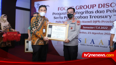 Momen Kapoldasu Irjen Pol Panca Putra Terima Penghargaan Sebagai Polda