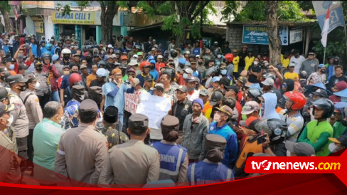 Unjukrasa Ribuan Petani Tambak Di Depan Pemkab Lamongan Tuntut Pupuk